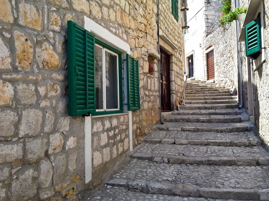 Wejście do domu z pięknej kamienistej uliczki