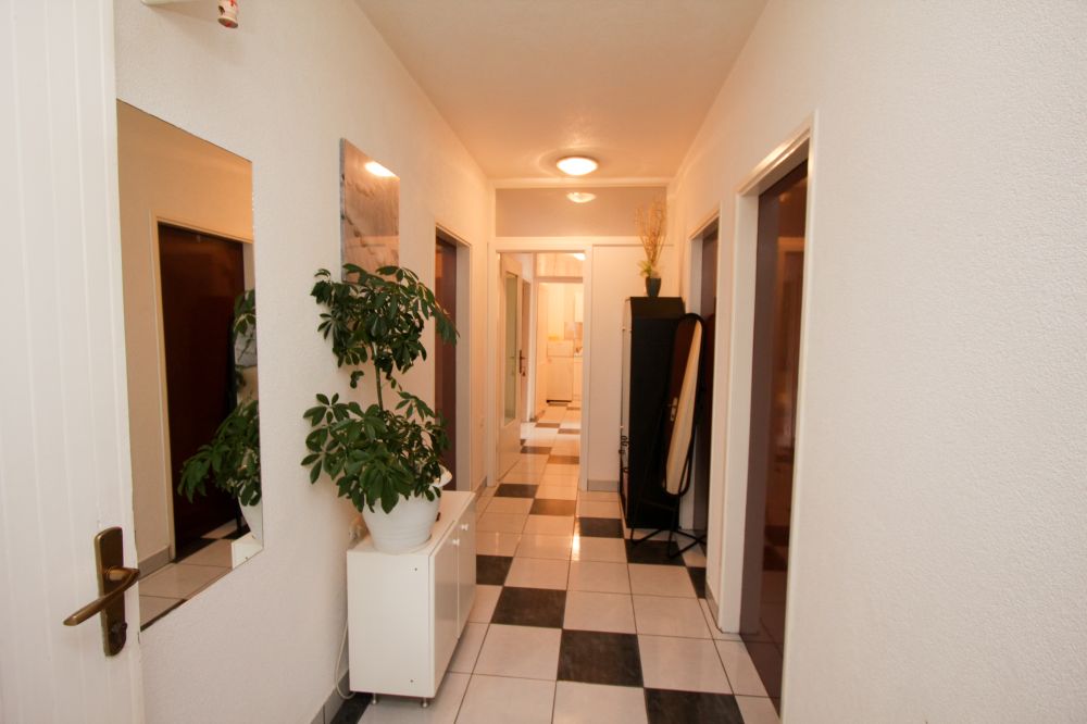 Do apartamentu wchodzi się przez korytarz właścicieli