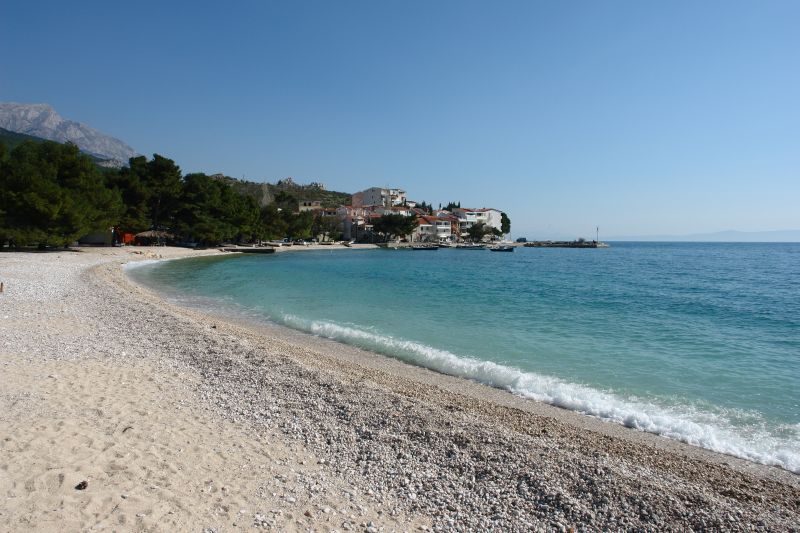 Najbliższa plaża żwirkowa w Promajnie ok. 200 m