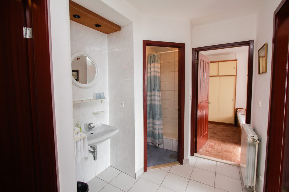 Umywalka w korytarzu apartamentu między toaletą i łazienką
