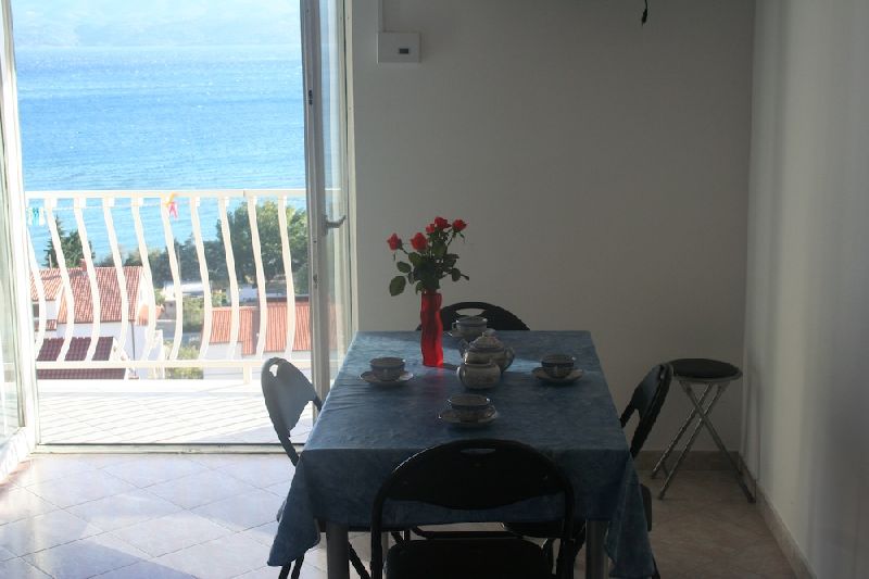 Widok na stół i taras z widokiem na morze