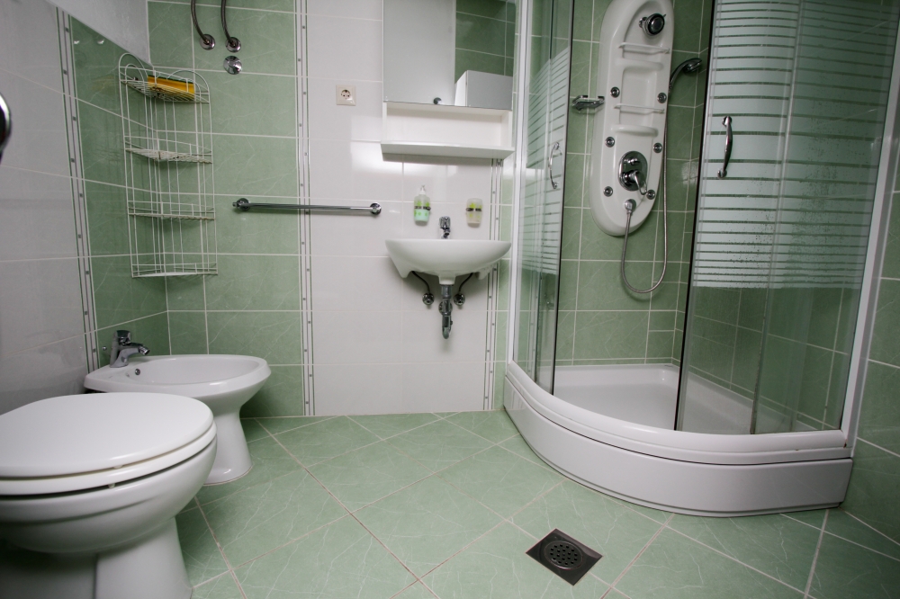 Łazienka z panelem do masażu w kabinie prysznicowej