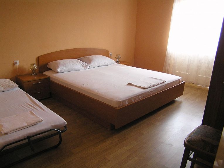 Druga sypialnia z łóżkiem małżeńskim i łóżkiem