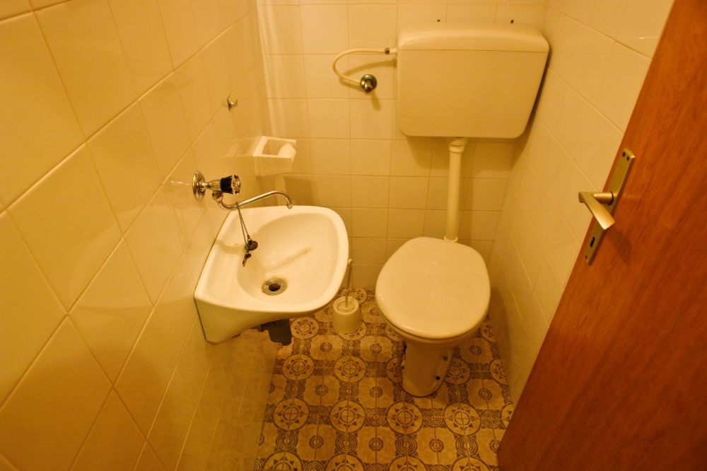 Osobne WC z umywalką w apartamencie
