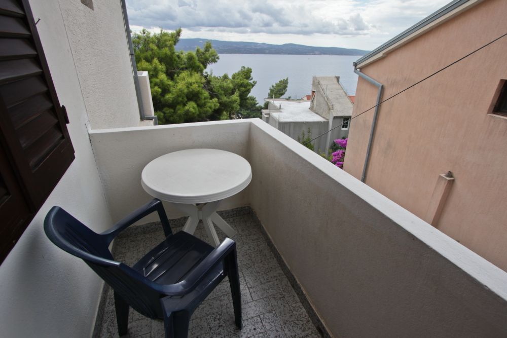 Miejsce do biesiadowania na balkonie i widok na morze
