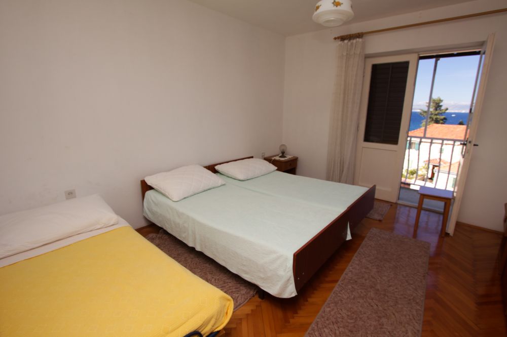 Pokój nr. 2 - sypialnia z 2 łóżkami i 1 dostawką