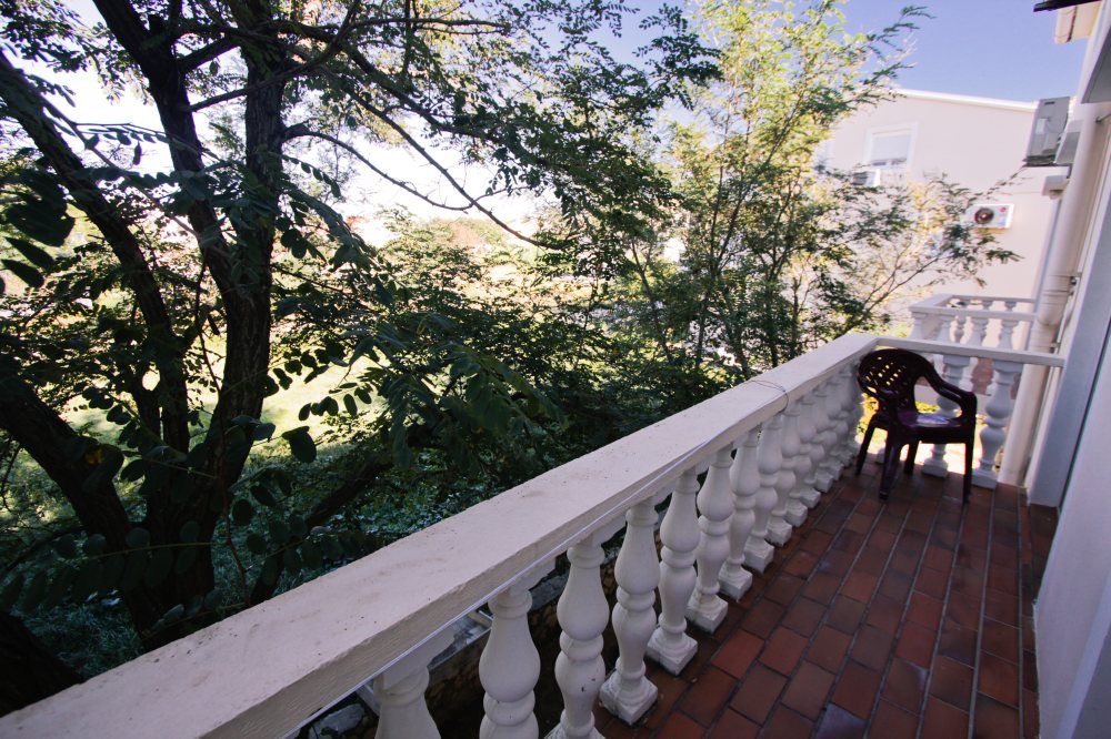 Balkon z widokiem na ogród
