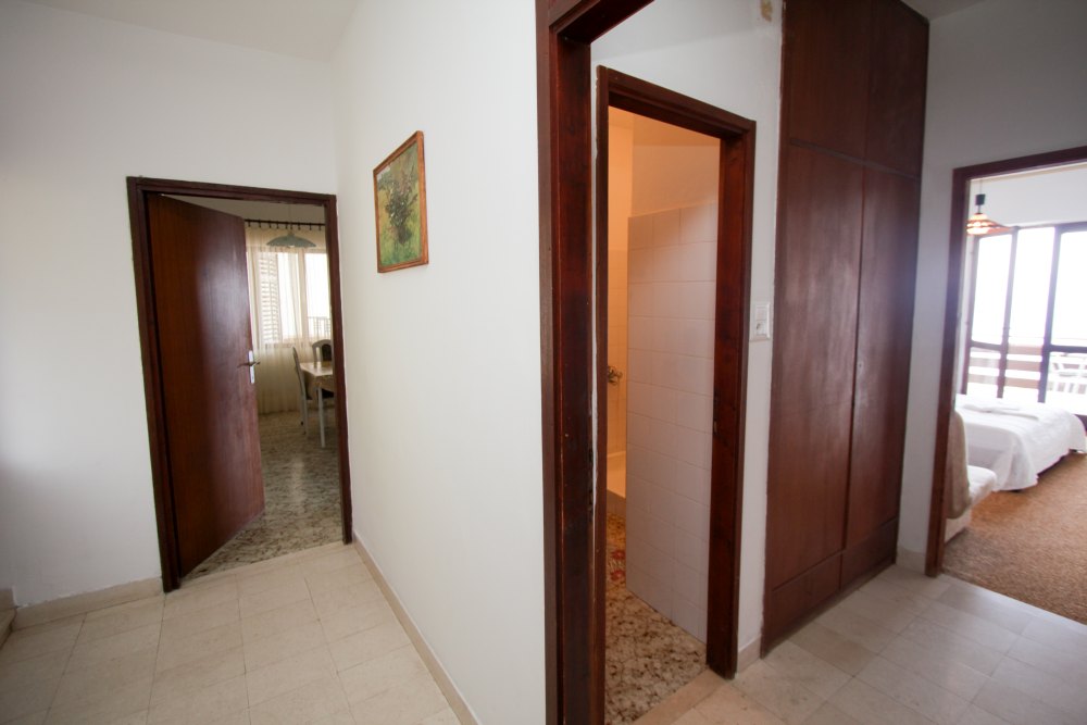 Wejście do drugiej sypialni i łazienki prowadzi przez wspólny dla domu korytarz