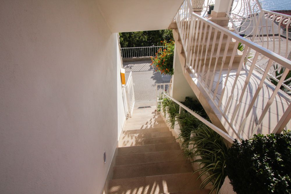 Brama wejściowa i schody do apartamentów
