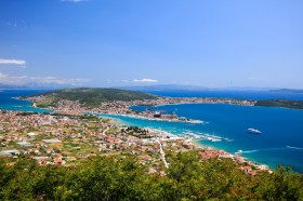 Pohled na Trogir, ostrov Čiovo a okolní letoviska
