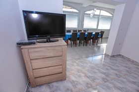Obývací pokoj vybaven TV