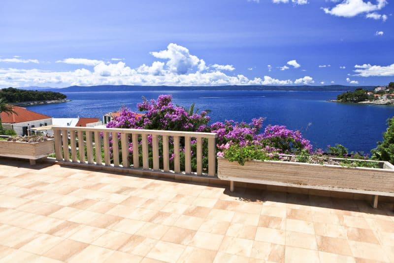 Výhled z terasy na ostrov Hvar