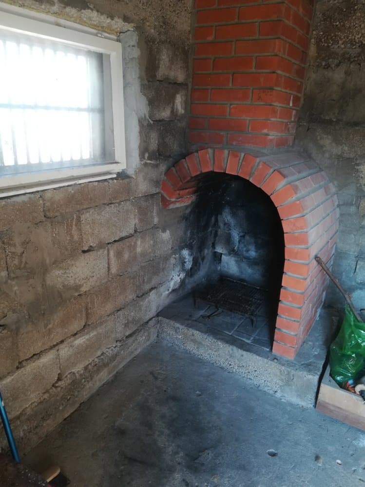 Gril k dispozici poblíž domu