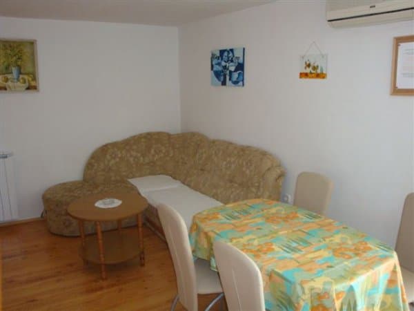 APP 4 - Rozkládací sofa v kuchyni
