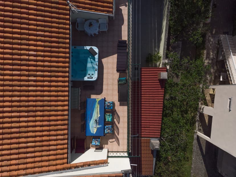 Pohled na dům z dronu