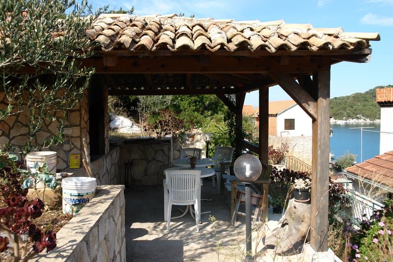 Stíněná pergola u grilu