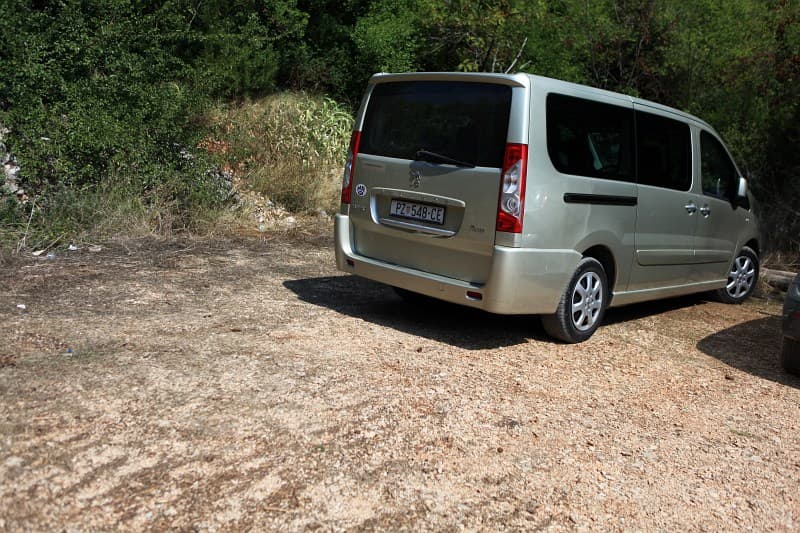 Parkoviště u domu