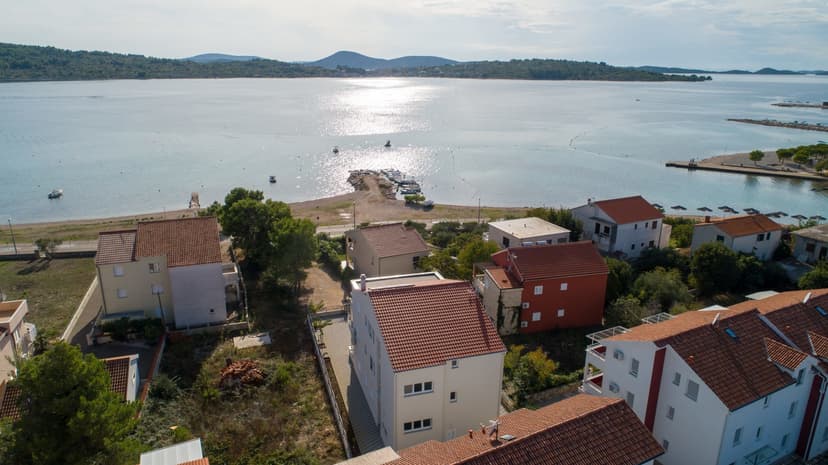 Pohled na dům a oblázkovou pláž