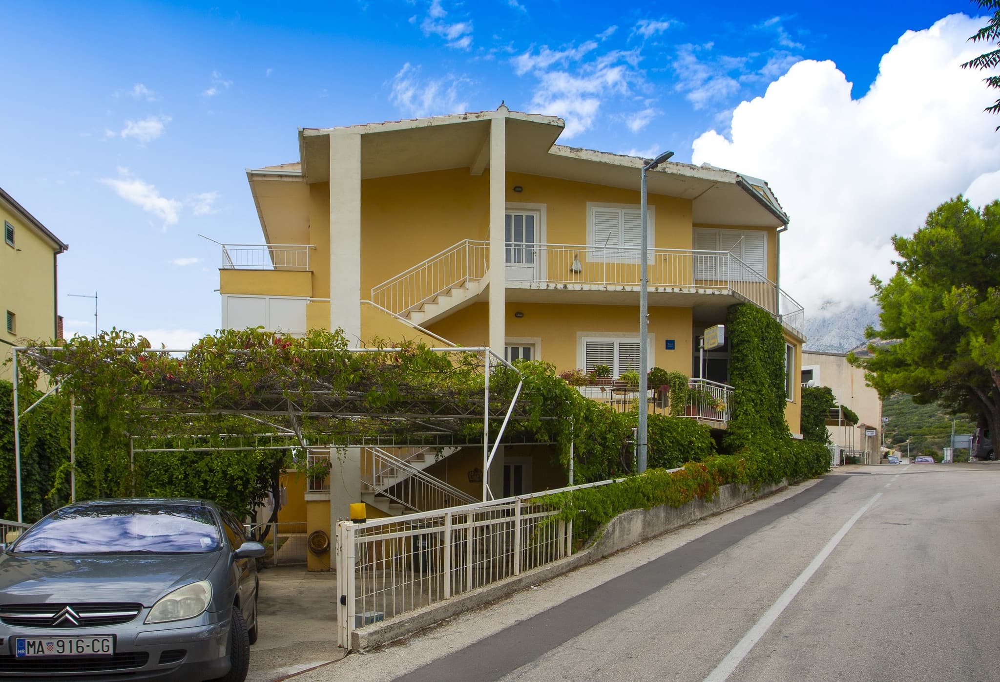 Apartments 3298-2594
