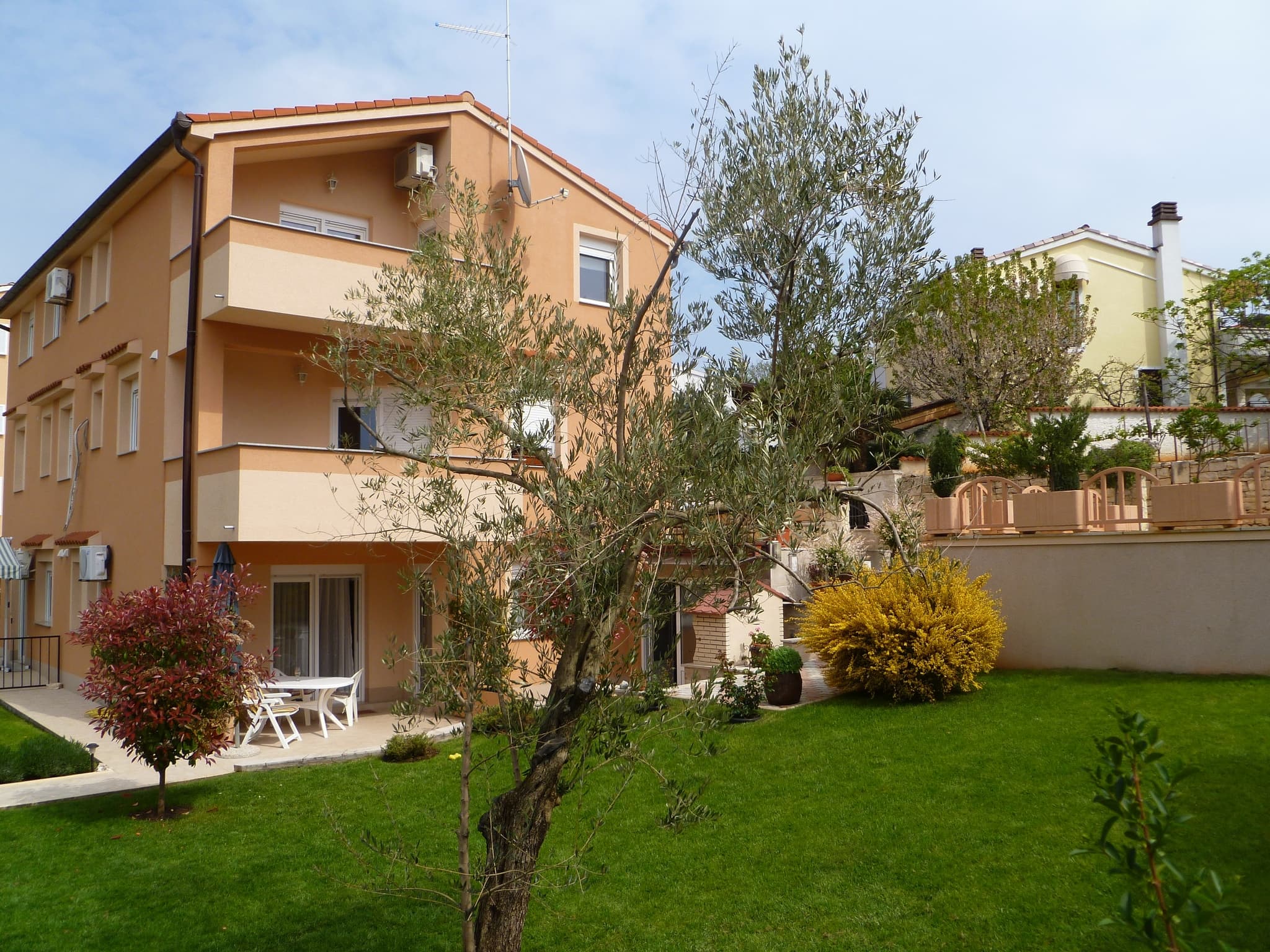 Apartments 3298-4650