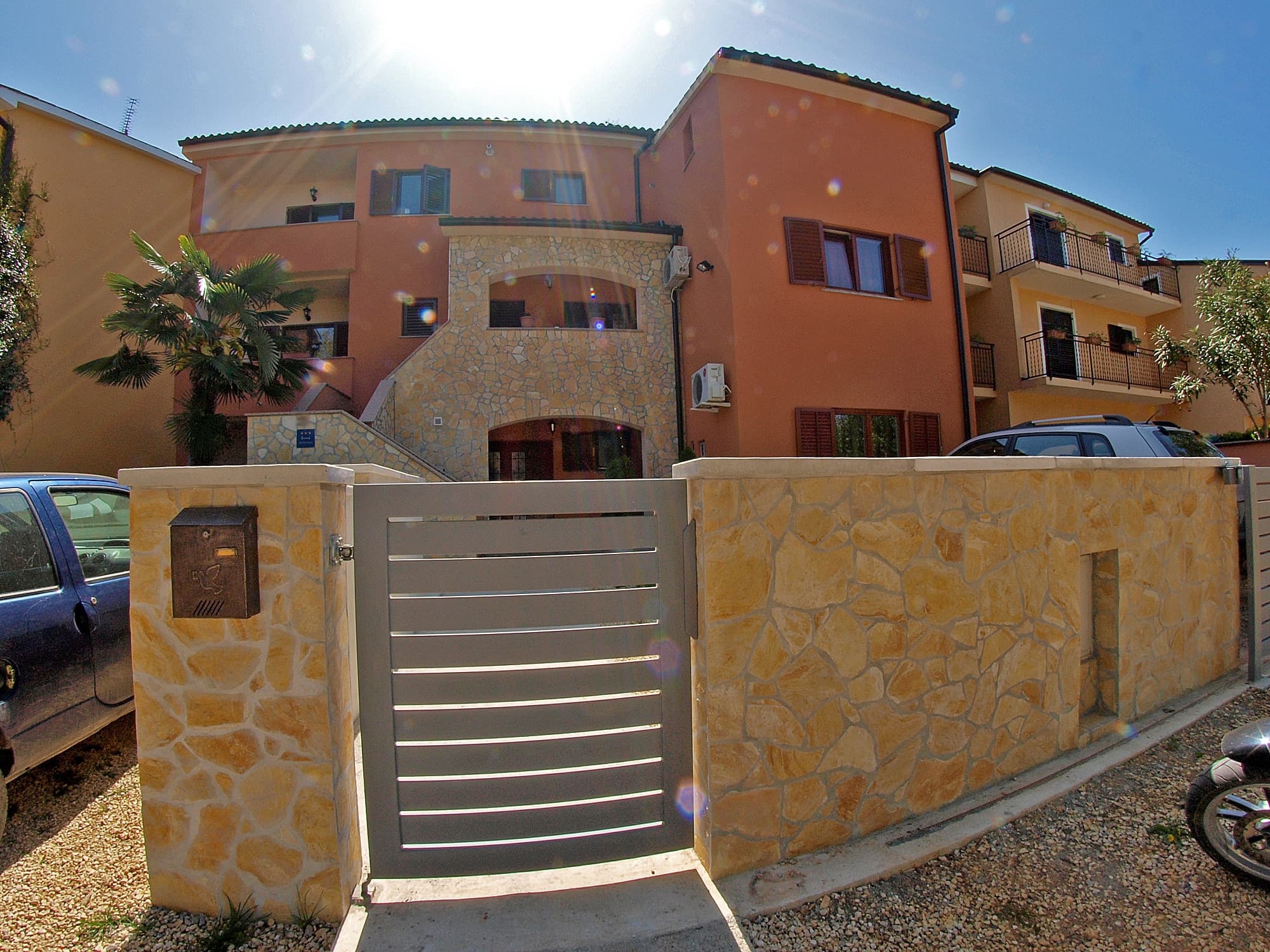 Apartments 3298-5593