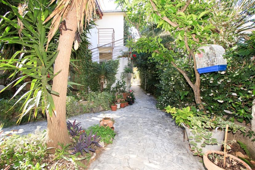 Schody k apartmánu v patře 