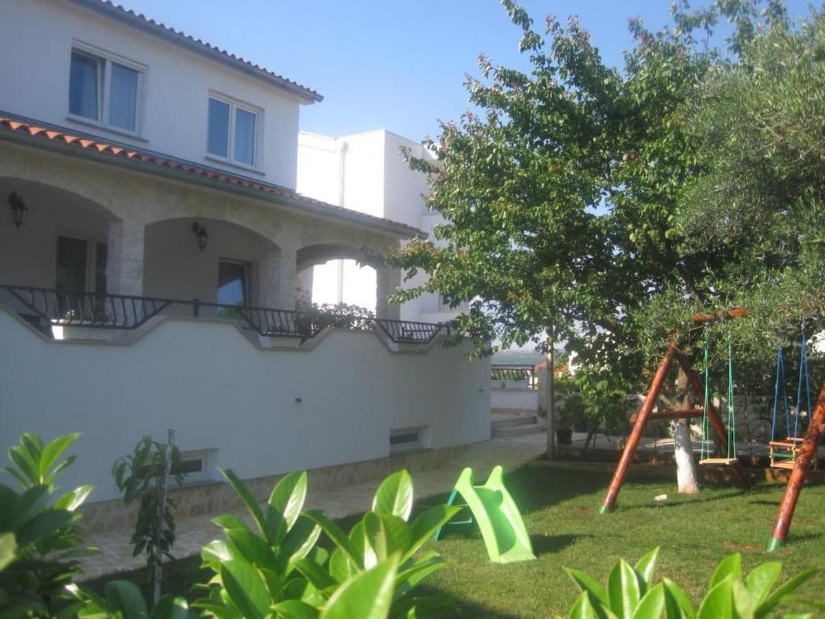 Apartments 3298-7043
