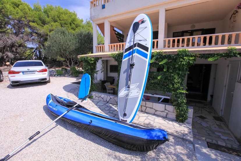 K zapůjčení kajak a paddleboard