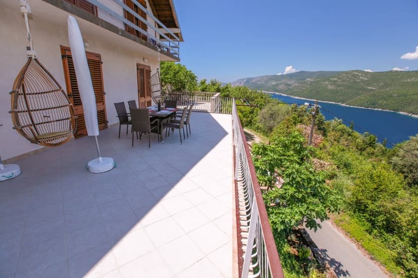 Prostorná terasa v apartmánu