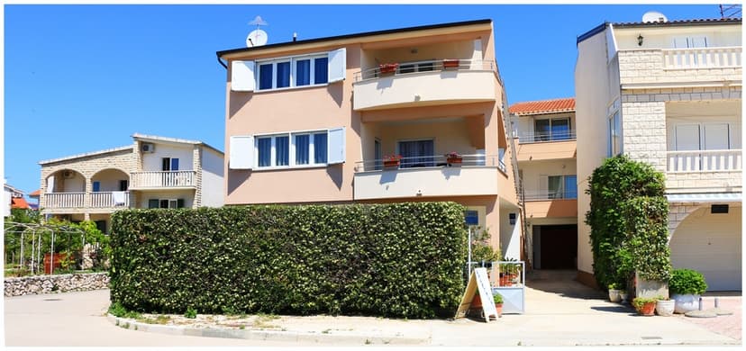 Apartmány jsou ve 2 domech za sebou
