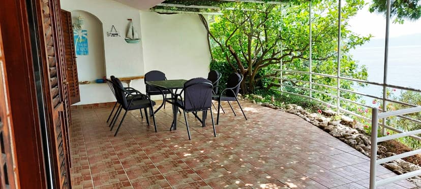 Prostorná terasa u apartmánu