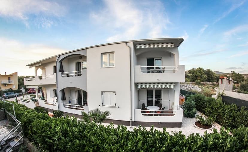 Pohled na terasy apartmánů