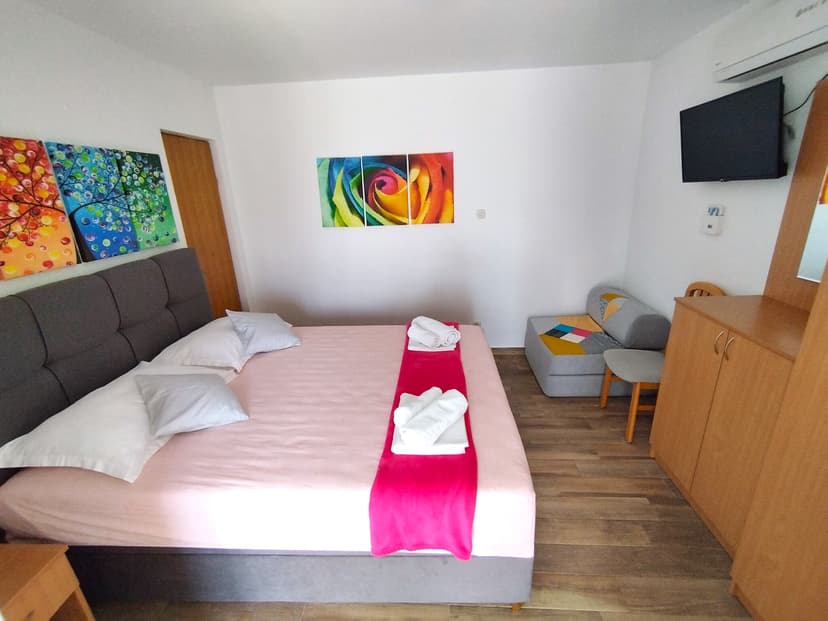 APP 2+2 &quot;1&quot; - Manželské lůžko v spací části kuchyně