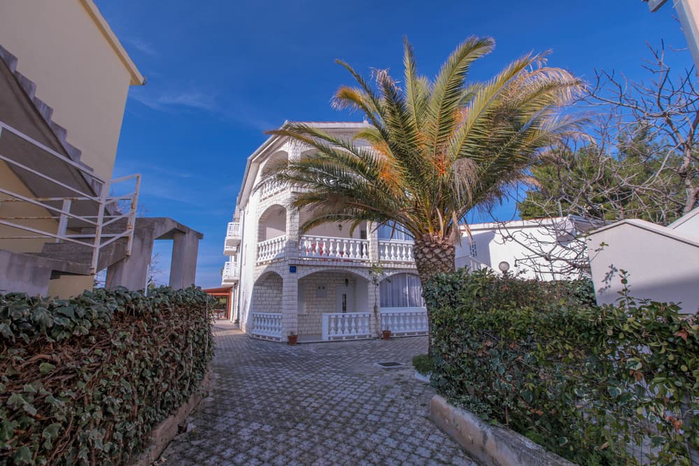 Přijezdová cesta k apartmánu