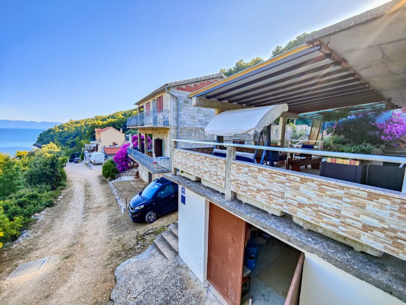 Pohled na terasu apartmánu s výhledem na moře