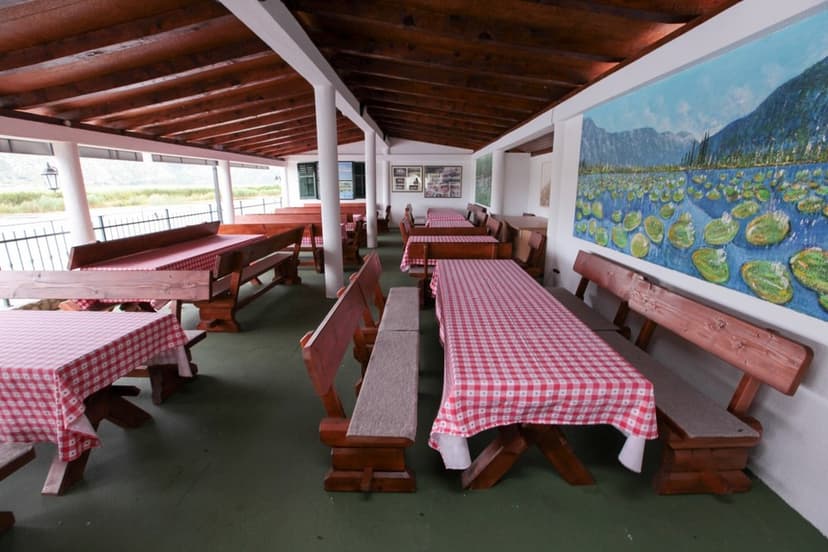 U domu je restaurace