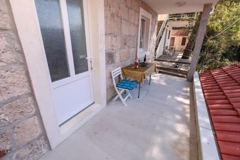 Vchod do apartmánu pod terasou