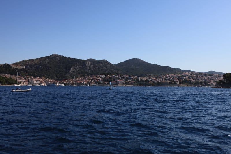 Pohled na město Hvar z moře