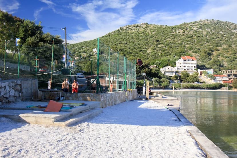 Sportovní hřiště na pláži