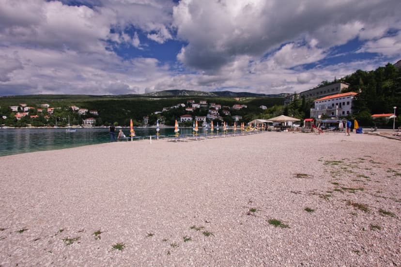 Pohled na letovisko z pláže