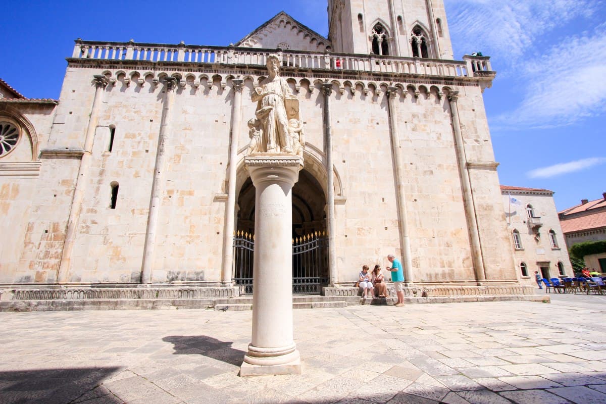 Socha u katedrály sv. Vavřince