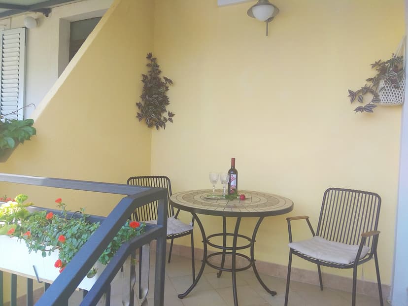APP 4+1 &quot;B&quot; - Posezení před apartmánem