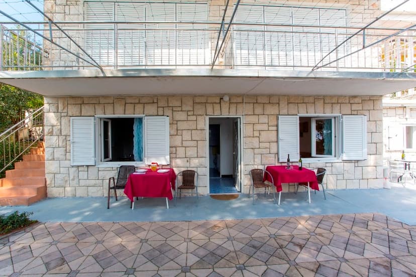 APP 4+2 &quot;1&quot; - Posezení před apartmánem