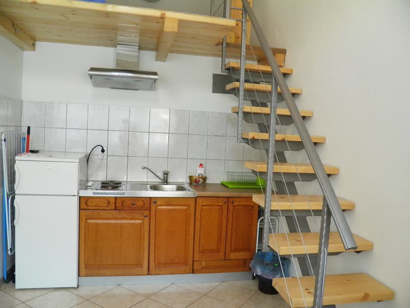 S 2+1 "2" - Kuchyňská linka a schody do galerie