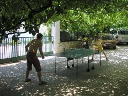Tischtennis und Parkplatz im Schatten der Bäume