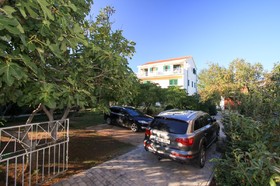 Parkování a zahrada před domem