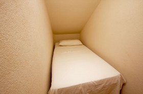 Samostatná postel před vstupem do ložnice