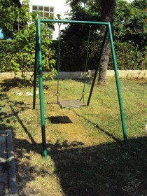 Huśtawka dla dzieci w ogrodzie