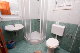 Kúpeľňa so sprchovacím kútom