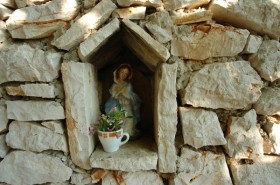 Panna Marie hlídá dům